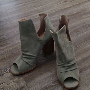 Kristin Cavallari for Chinese Laundry Lash Heel in light sage green suede Sz 9